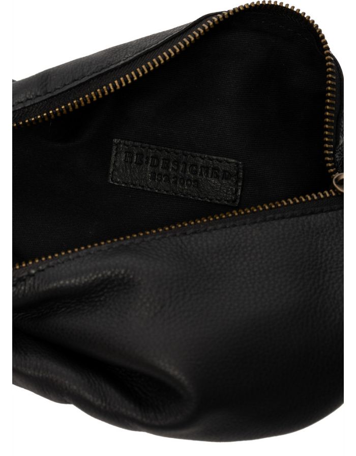  Schwarze Gisela Bumbag von RE:DESIGNED aus hochwertigem Rindsleder mit verstellbarem Schultergurt und zeitlosem Design Innen