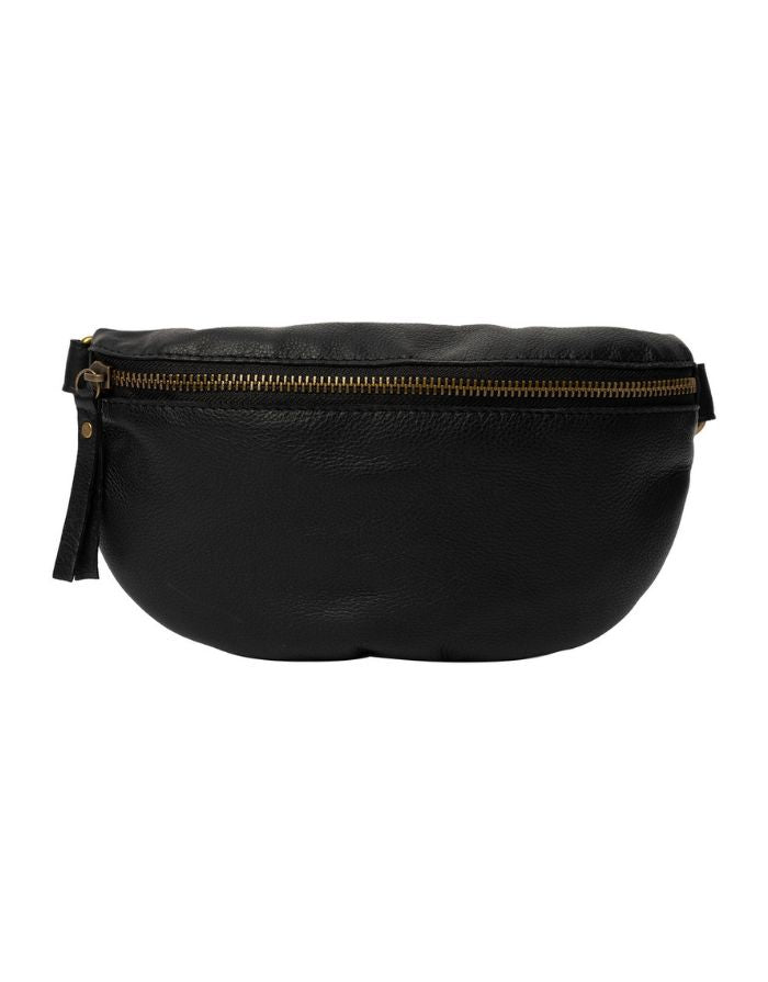  Schwarze Gisela Bumbag von RE:DESIGNED aus hochwertigem Rindsleder mit verstellbarem Schultergurt und zeitlosem Design Freisteller