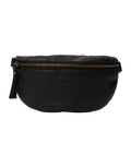  Schwarze Gisela Bumbag von RE:DESIGNED aus hochwertigem Rindsleder mit verstellbarem Schultergurt und zeitlosem Design Freisteller