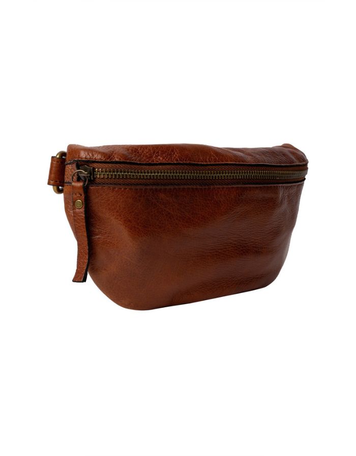 Braune Gisela Bumbag von RE:DESIGNED aus hochwertigem Rindsleder in der Farbe Walnut mit verstellbarem Schultergurt und zeitlosem Design Freisteller seitlich
