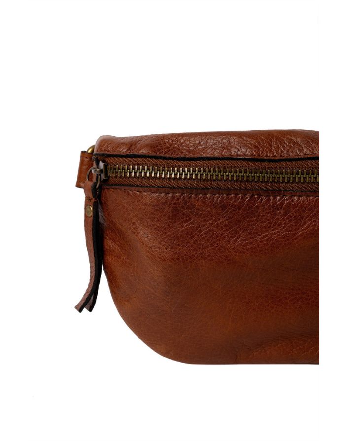 Braune Gisela Bumbag von RE:DESIGNED aus hochwertigem Rindsleder in der Farbe Walnut mit verstellbarem Schultergurt und zeitlosem Design Freisteller Halb