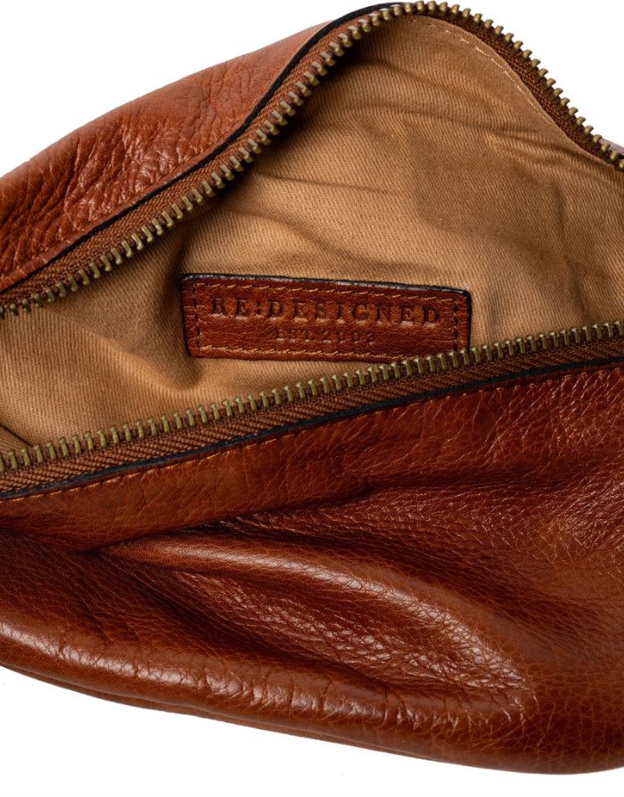 Braune Gisela Bumbag von RE:DESIGNED aus hochwertigem Rindsleder in der Farbe Walnut mit verstellbarem Schultergurt und zeitlosem Design Innen