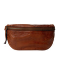 Braune Gisela Bumbag von RE:DESIGNED aus hochwertigem Rindsleder in der Farbe Walnut mit verstellbarem Schultergurt und zeitlosem Design Freisteller