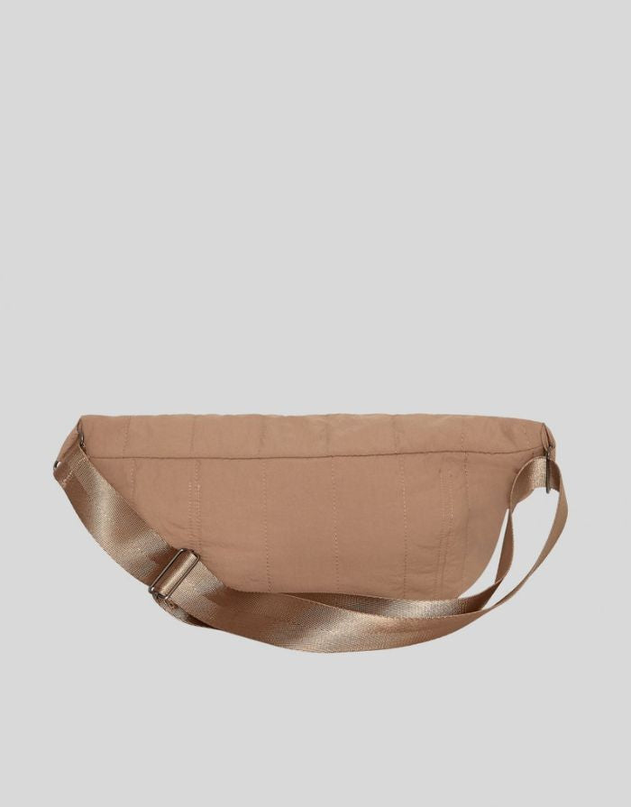 MSCH Copenhagen Bumbag Sasja Icon Mountain Trail in Beige mit gesteppter Optik und verstellbarem Gurt.