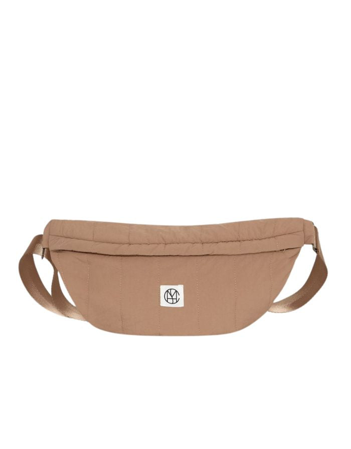 MSCH Copenhagen Bumbag Sasja Icon Mountain Trail in Beige mit gesteppter Optik und verstellbarem Gurt.