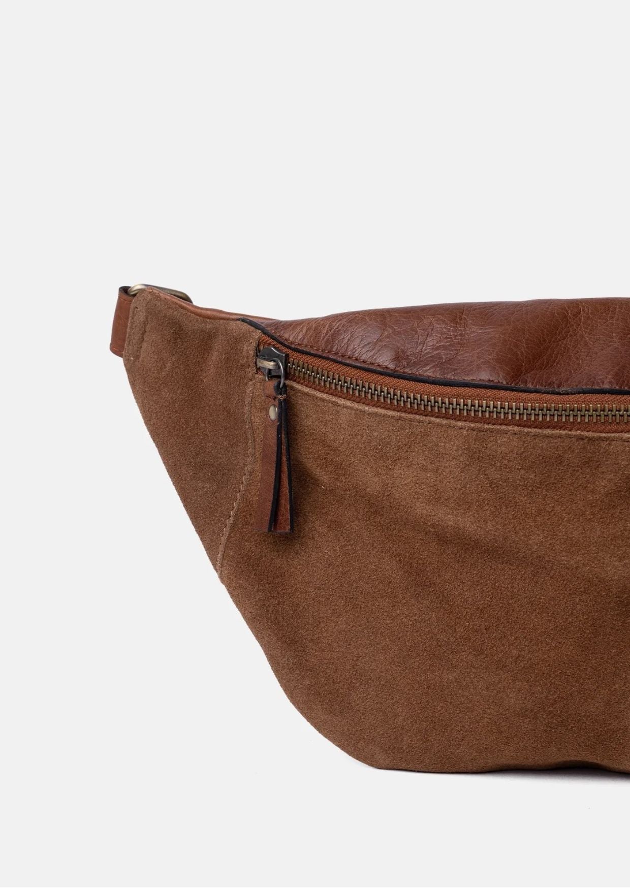 Bauchtasche Selma von Re:Designed in Walnut aus weichem Veloursleder mit verstellbarem Crossbody-Gurt und Reißverschluss.