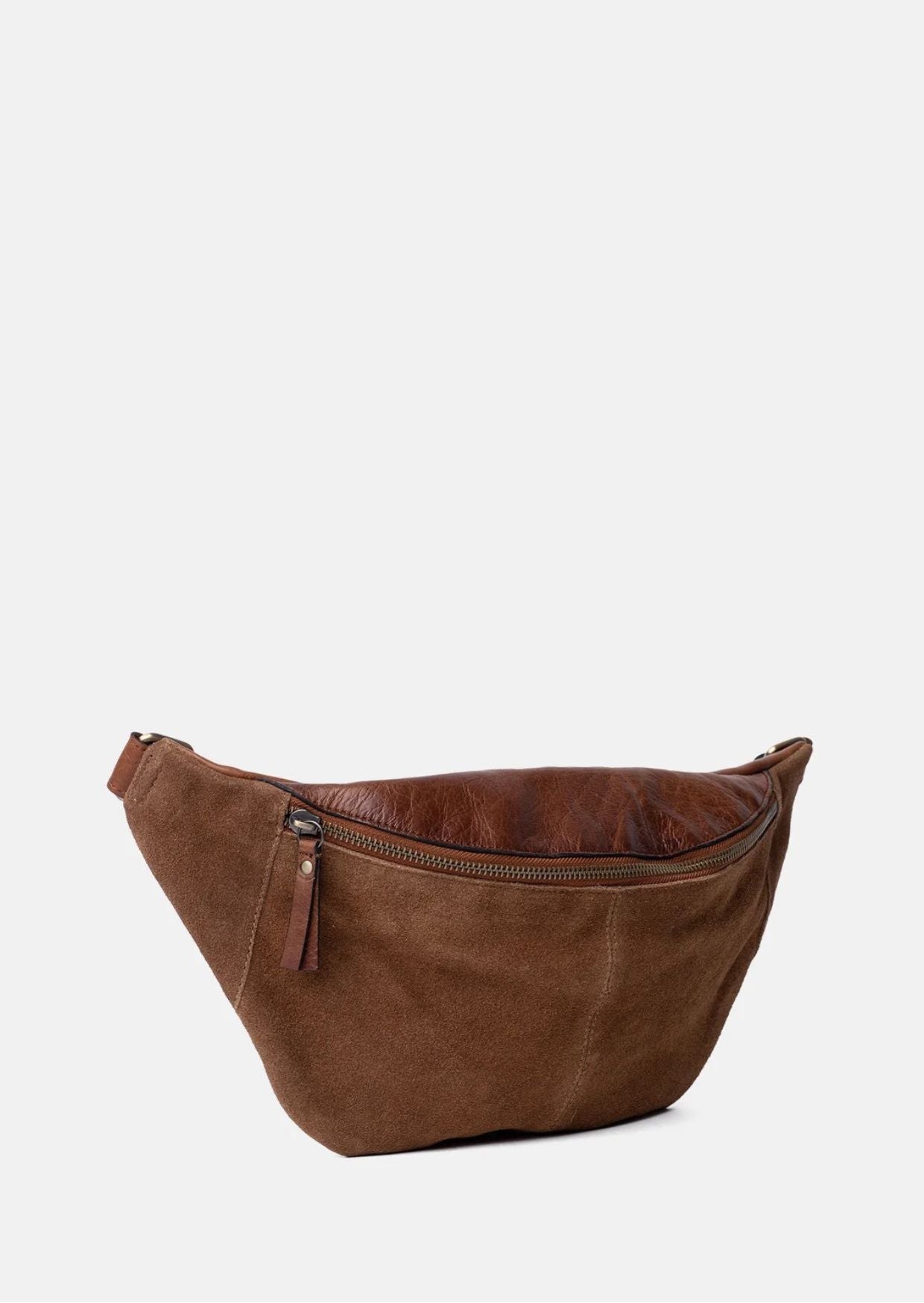 Bauchtasche Selma von Re:Designed in Walnut aus weichem Veloursleder mit verstellbarem Crossbody-Gurt und Reißverschluss.