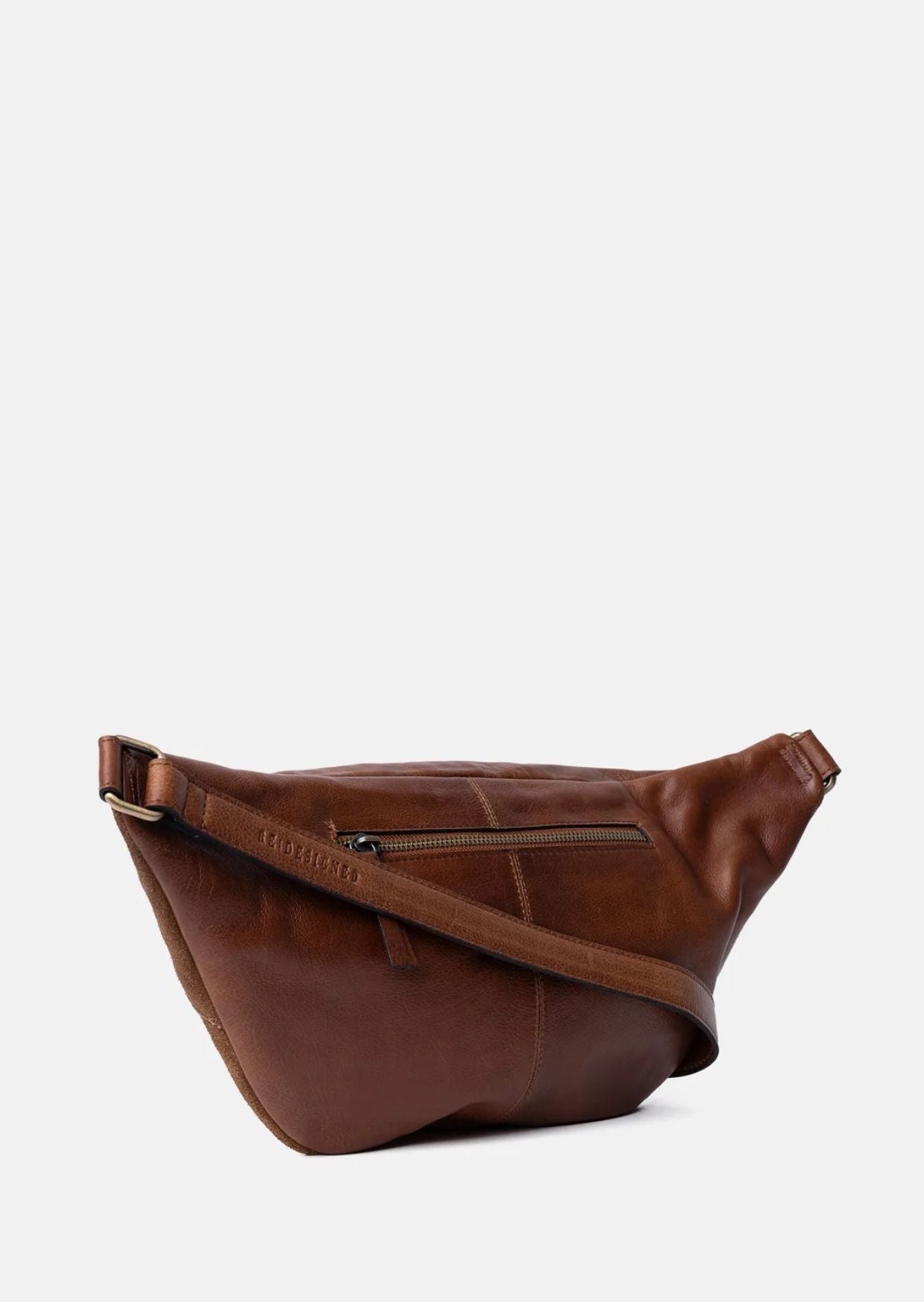Bauchtasche Selma von Re:Designed in Walnut aus weichem Veloursleder mit verstellbarem Crossbody-Gurt und Reißverschluss.