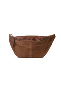 Bauchtasche Selma von Re:Designed in Walnut aus weichem Veloursleder mit verstellbarem Crossbody-Gurt und Reißverschluss.