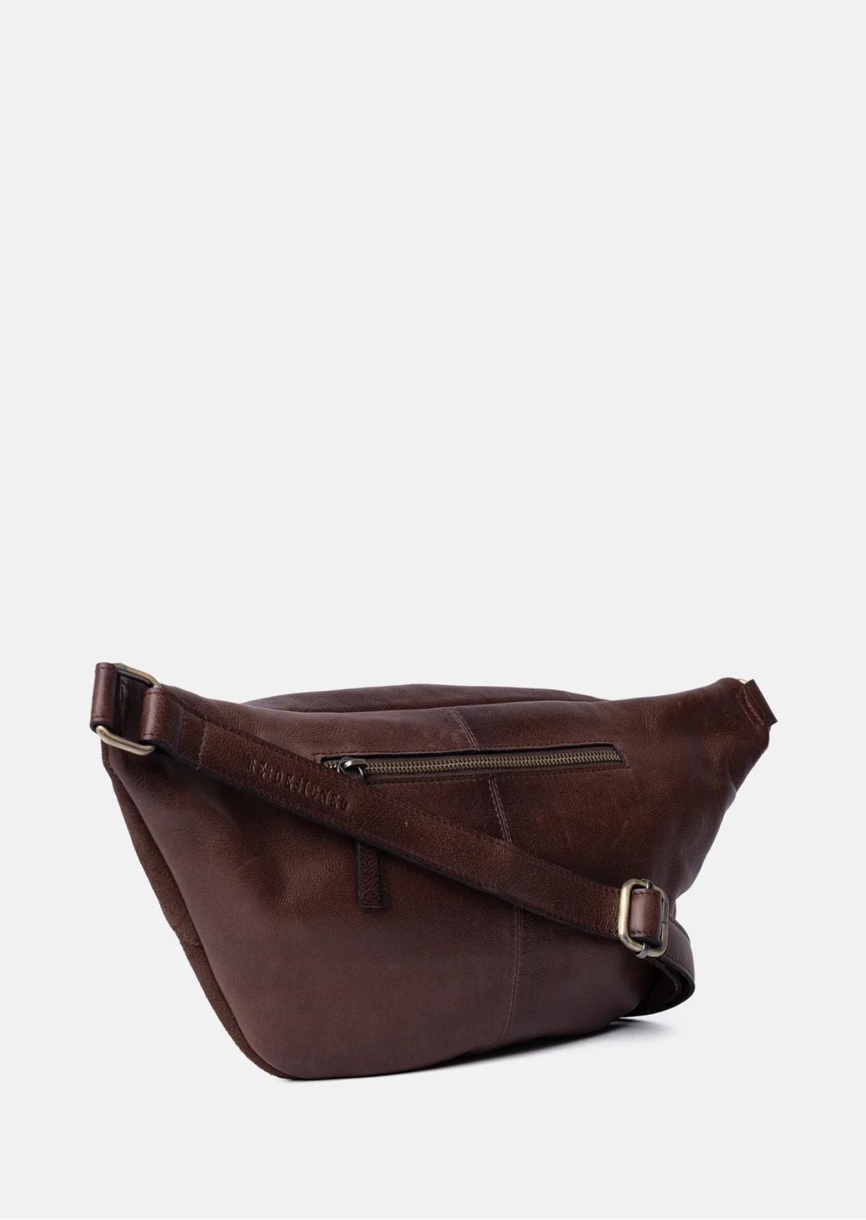 Bauchtasche Selma von Re:Designed in Woodsmoke aus weichem Veloursleder mit verstellbarem Crossbody-Gurt und Reißverschluss.