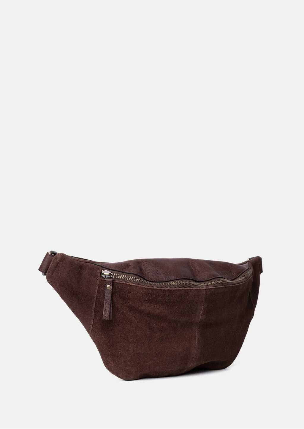 Bauchtasche Selma von Re:Designed in Woodsmoke aus weichem Veloursleder mit verstellbarem Crossbody-Gurt und Reißverschluss.