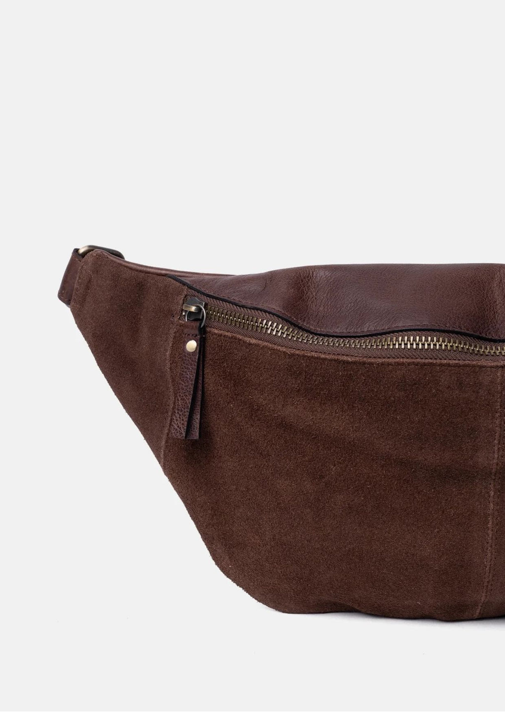 Bauchtasche Selma von Re:Designed in Woodsmoke aus weichem Veloursleder mit verstellbarem Crossbody-Gurt und Reißverschluss.