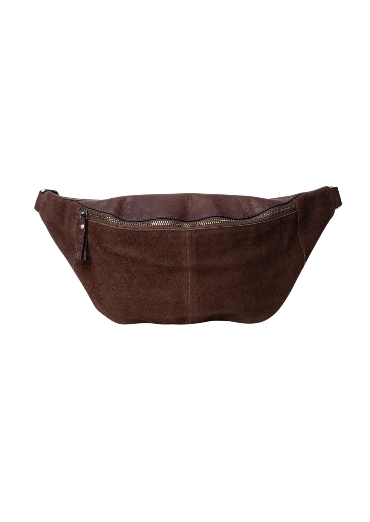 Bauchtasche Selma von Re:Designed in Woodsmoke aus weichem Veloursleder mit verstellbarem Crossbody-Gurt und Reißverschluss.