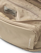 Laden Sie das Bild in den Galerie-Viewer, Mads Nørgaard Bauchtasche Tian Coco Overland Trek mit mehreren Reißverschlusstaschen.
