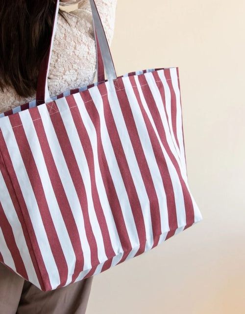 Große Strandtasche von Kado Design mit Streifen in Blau und Braun