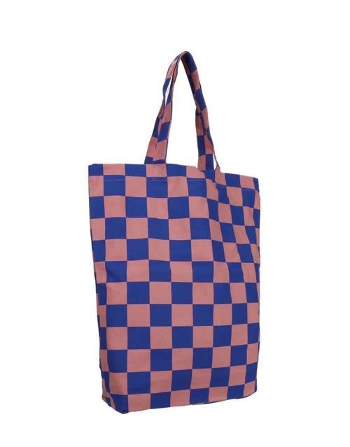 Baumwoll Einkaufsbeutel von Kado Design mit Schachbrett Muster in Blau und Pink als Freisteller von der Seite