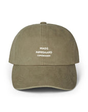 Laden Sie das Bild in den Galerie-Viewer, Mads Nørgaard Baseballcap Soft Twill Cash Overland Trek mit Logo vorne.

