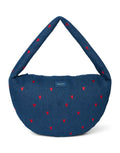 Studio Noos Cross Body Umhängetasche aus dunkelblauem gepolstertem Denim mit gestickten roten Herzen und Platz für einen 13-Zoll-Laptop.
