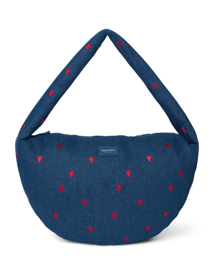 Studio Noos Cross Body Umhängetasche aus dunkelblauem gepolstertem Denim mit gestickten roten Herzen und Platz für einen 13-Zoll-Laptop.