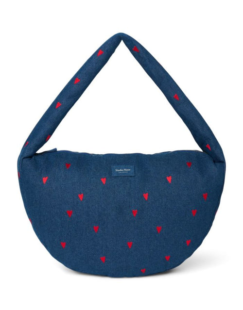 Studio Noos Cross Body Umhängetasche aus dunkelblauem gepolstertem Denim mit gestickten roten Herzen und Platz für einen 13-Zoll-Laptop.