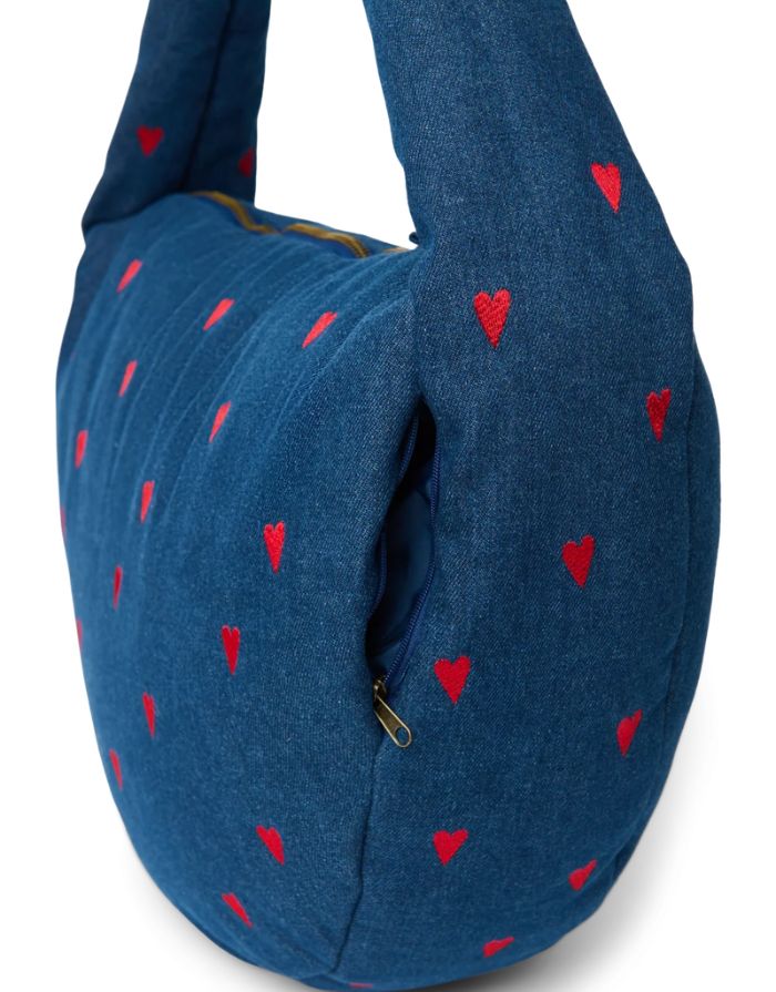 Studio Noos Cross Body Umhängetasche aus dunkelblauem gepolstertem Denim mit gestickten roten Herzen und Platz für einen 13-Zoll-Laptop Seitentasche. 