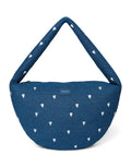 Studio Noos Cross Body Umhängetasche aus dunkelblauem gepolstertem Denim mit gestickten weißen Herzen und Platz für einen 13-Zoll-Laptop.
