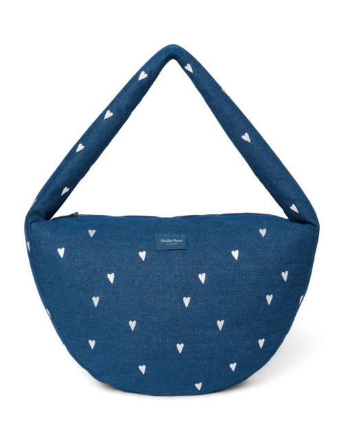 Studio Noos Cross Body Umhängetasche aus dunkelblauem gepolstertem Denim mit gestickten weißen Herzen und Platz für einen 13-Zoll-Laptop.