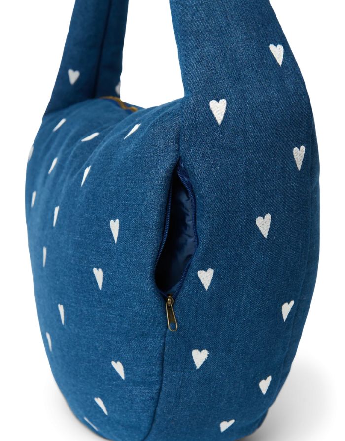 Studio Noos Cross Body Umhängetasche aus dunkelblauem gepolstertem Denim mit gestickten weißen Herzen und Platz für einen 13-Zoll-Laptop, mit kleiner Seitentasche. 