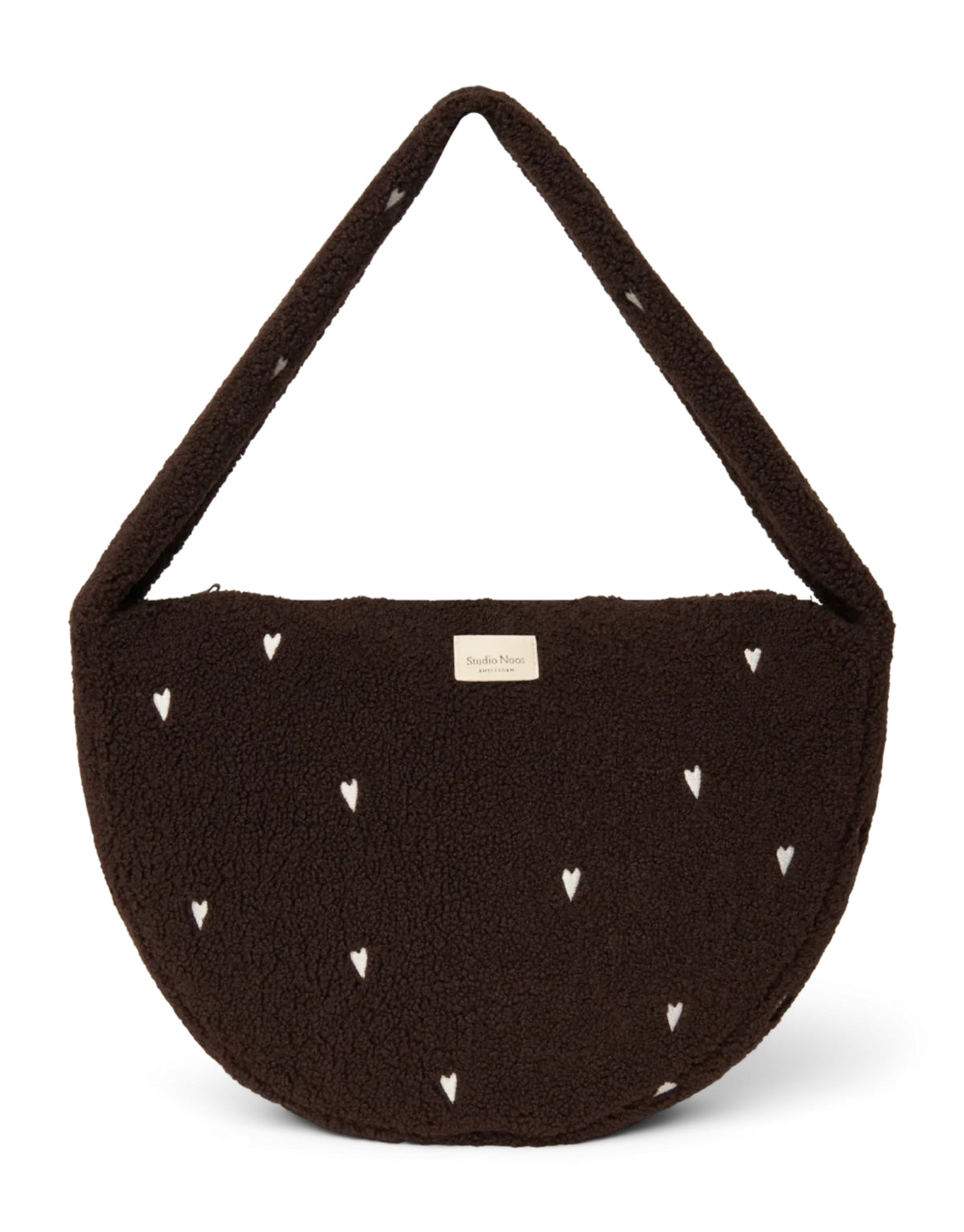 Schokoladenbraune Cross Body Umhängetasche Chocolate Teddy Hearts von Studio Noos aus weichem Teddy-Material und aufgestickten weißen Herzen mit Seitentaschen und Platz für einen 13-Zoll-Laptop.