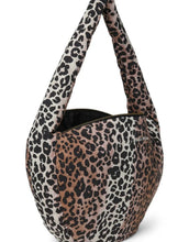 Laden Sie das Bild in den Galerie-Viewer, Studio Noos Cross Body Umhängetasche Soft Cotton Leopard – leichte Schultertasche aus 100 % Baumwolle, gepolstert im Leopardenmuster Schwarz/Beige, geräumig und bequem, Maße 39x20x11 cm.
