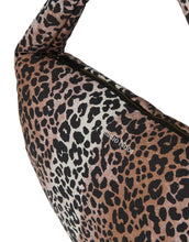 Laden Sie das Bild in den Galerie-Viewer, Studio Noos Cross Body Umhängetasche Soft Cotton Leopard – leichte Schultertasche aus 100 % Baumwolle, gepolstert im Leopardenmuster Schwarz/Beige, geräumig und bequem, Maße 39x20x11 cm.
