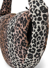Laden Sie das Bild in den Galerie-Viewer, Studio Noos Cross Body Umhängetasche Soft Cotton Leopard – leichte Schultertasche aus 100 % Baumwolle, gepolstert im Leopardenmuster Schwarz/Beige, geräumig und bequem, Maße 39x20x11 cm.
