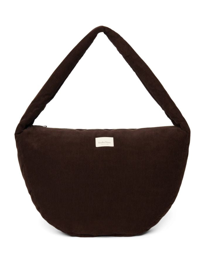 Studio Noos Crossbody Umhängetasche Rib Puffy in Dark Brown aus gepolstertem Rib-Stoff mit Seitentaschen und Platz für einen 13-Zoll-Laptop.