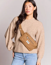 Laden Sie das Bild in den Galerie-Viewer, Fanny Pack Harry von Hindbag in der Farbe Cannelle – rechteckige Bauchtasche aus GOTS-zertifizierter Bio-Baumwolle mit zwei Reißverschlusstaschen und verstellbarem Gurt
