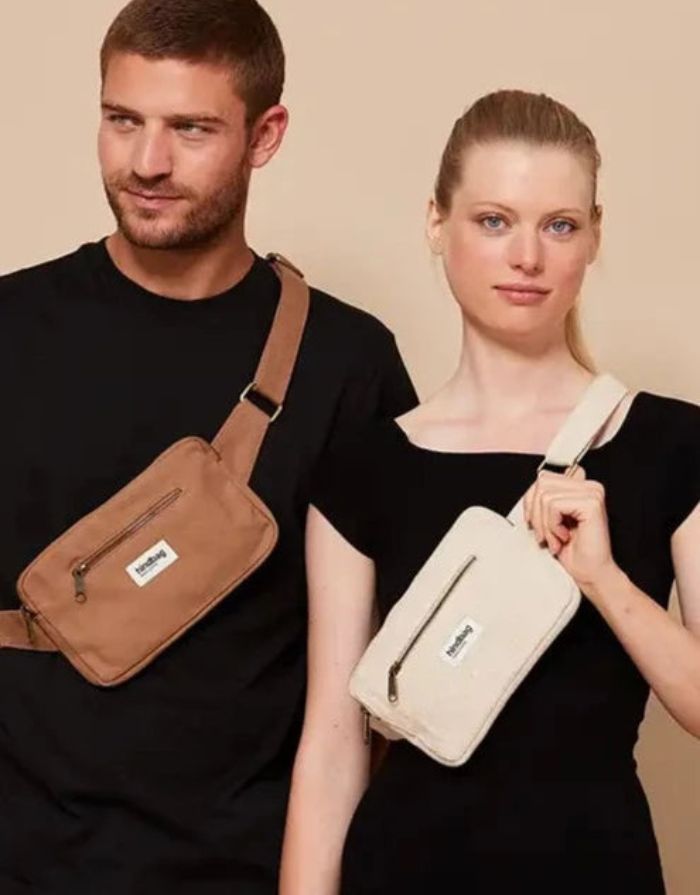 Fanny Pack Harry von Hindbag in der Farbe Cannelle – rechteckige Bauchtasche aus GOTS-zertifizierter Bio-Baumwolle mit zwei Reißverschlusstaschen und verstellbarem Gurt