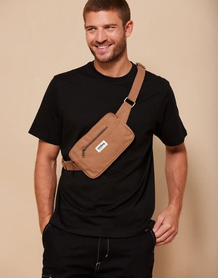 Fanny Pack Harry von Hindbag in der Farbe Cannelle – rechteckige Bauchtasche aus GOTS-zertifizierter Bio-Baumwolle mit zwei Reißverschlusstaschen und verstellbarem Gurt