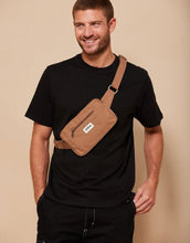 Laden Sie das Bild in den Galerie-Viewer, Fanny Pack Harry von Hindbag in der Farbe Cannelle – rechteckige Bauchtasche aus GOTS-zertifizierter Bio-Baumwolle mit zwei Reißverschlusstaschen und verstellbarem Gurt
