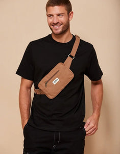 Fanny Pack Harry von Hindbag in der Farbe Cannelle – rechteckige Bauchtasche aus GOTS-zertifizierter Bio-Baumwolle mit zwei Reißverschlusstaschen und verstellbarem Gurt