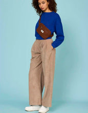 Laden Sie das Bild in den Galerie-Viewer, Fanny Pack Harry von Hindbag in der Farbe Chocolat– rechteckige Bauchtasche aus GOTS-zertifizierter Bio-Baumwolle mit zwei Reißverschlusstaschen und verstellbarem Gurt
