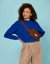 Laden Sie das Bild in den Galerie-Viewer, Fanny Pack Harry von Hindbag in der Farbe Chocolat– rechteckige Bauchtasche aus GOTS-zertifizierter Bio-Baumwolle mit zwei Reißverschlusstaschen und verstellbarem GurtFanny Pack Harry von Hindbag in der Farbe Chocolat– rechteckige Bauchtasche aus GOTS-zertifizierter Bio-Baumwolle mit zwei Reißverschlusstaschen und verstellbarem Gurt

