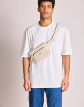 Laden Sie das Bild in den Galerie-Viewer, Fanny Pack Harry von Hindbag in der Farbe Jute – rechteckige Bauchtasche aus GOTS-zertifizierter Bio-Baumwolle mit zwei Reißverschlusstaschen und verstellbarem Gurt
