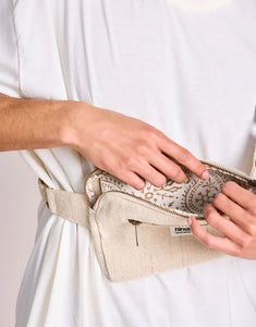 Fanny Pack Harry von Hindbag in der Farbe Jute – rechteckige Bauchtasche aus GOTS-zertifizierter Bio-Baumwolle mit zwei Reißverschlusstaschen und verstellbarem Gurt