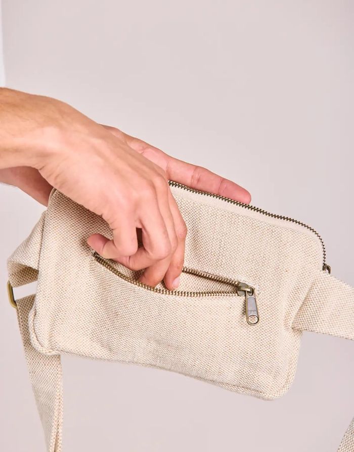 Fanny Pack Harry von Hindbag in der Farbe Jute – rechteckige Bauchtasche aus GOTS-zertifizierter Bio-Baumwolle mit zwei Reißverschlusstaschen und verstellbarem Gurt