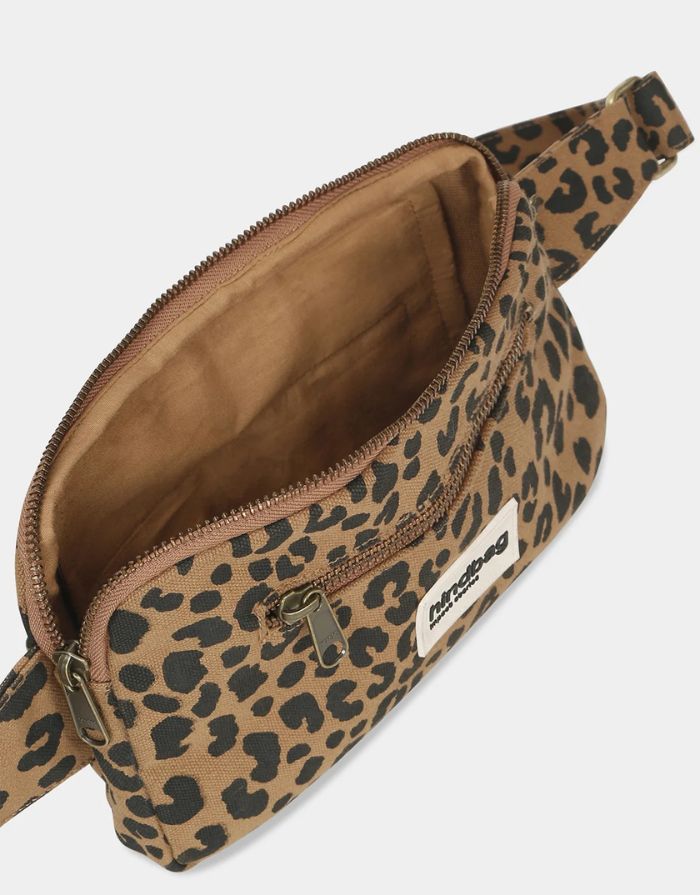 Fanny Pack Harry von Hindbag in der Farbe Leo Cannelle – rechteckige Bauchtasche aus GOTS-zertifizierter Bio-Baumwolle mit zwei Reißverschlusstaschen und verstellbarem Gurt