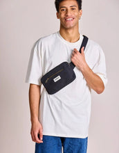 Laden Sie das Bild in den Galerie-Viewer, Fanny Pack Harry von Hindbag in der Farbe Noir– rechteckige Bauchtasche aus GOTS-zertifizierter Bio-Baumwolle mit zwei Reißverschlusstaschen und verstellbarem Gurt
