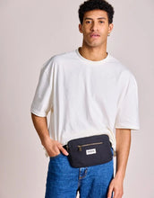 Laden Sie das Bild in den Galerie-Viewer, Fanny Pack Harry von Hindbag in der Farbe Noir– rechteckige Bauchtasche aus GOTS-zertifizierter Bio-Baumwolle mit zwei Reißverschlusstaschen und verstellbarem Gurt
