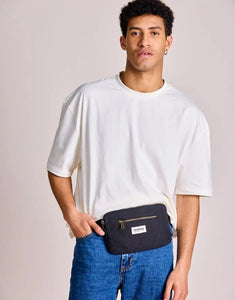 Fanny Pack Harry von Hindbag in der Farbe Noir– rechteckige Bauchtasche aus GOTS-zertifizierter Bio-Baumwolle mit zwei Reißverschlusstaschen und verstellbarem Gurt