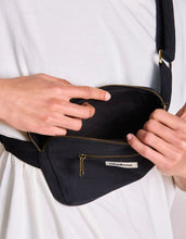 Laden Sie das Bild in den Galerie-Viewer, Fanny Pack Harry von Hindbag in der Farbe Noir– rechteckige Bauchtasche aus GOTS-zertifizierter Bio-Baumwolle mit zwei Reißverschlusstaschen und verstellbarem Gurt
