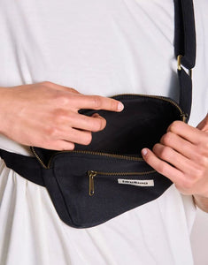 Fanny Pack Harry von Hindbag in der Farbe Noir– rechteckige Bauchtasche aus GOTS-zertifizierter Bio-Baumwolle mit zwei Reißverschlusstaschen und verstellbarem Gurt