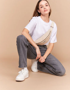 Fanny Pack Olivia von Hindbag in der Farbe Jute – Gürteltasche aus GOTS-zertifiziertem Bio-Cord mit Doppelreißverschluss und verstellbarem Schultergurt